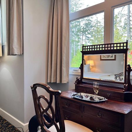 Отель Woodstone Manor Inc. Sturdies Bay Экстерьер фото