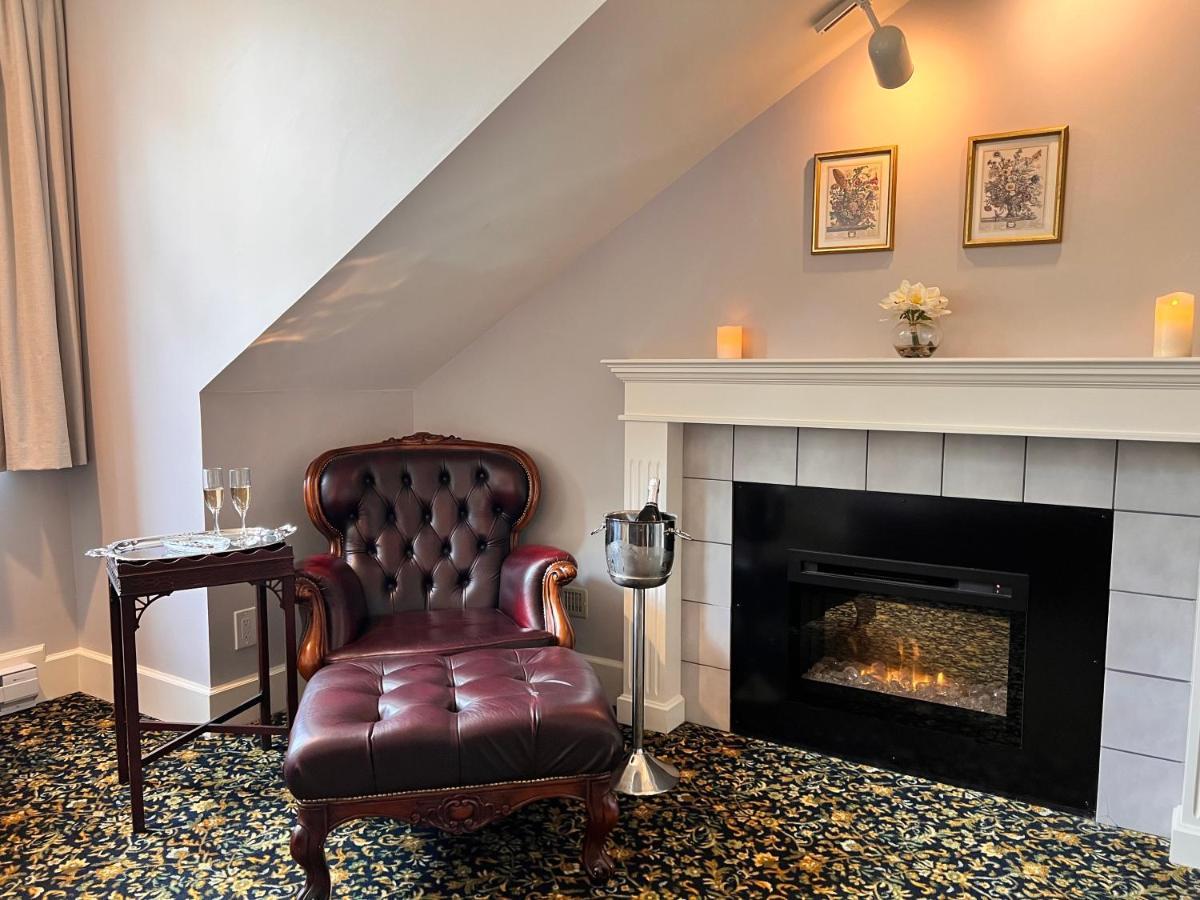 Отель Woodstone Manor Inc. Sturdies Bay Экстерьер фото
