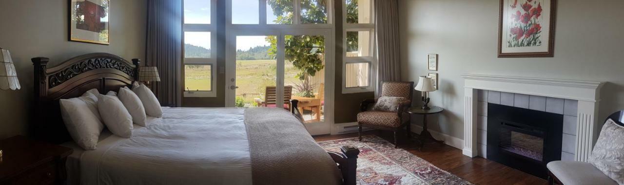 Отель Woodstone Manor Inc. Sturdies Bay Экстерьер фото
